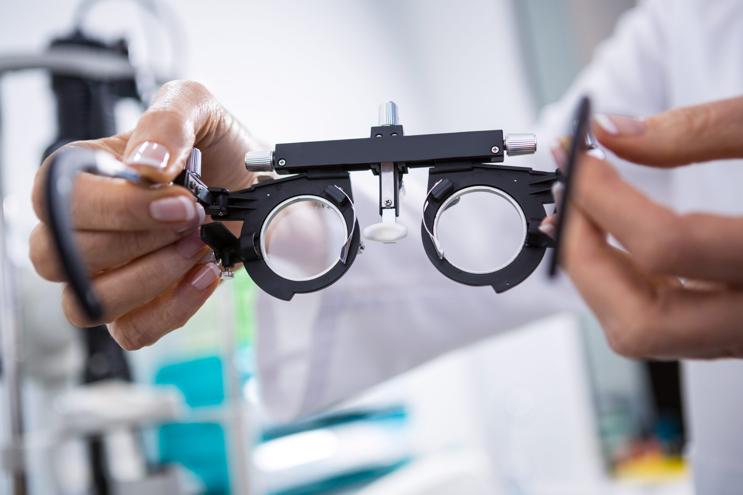 Optometrist holding messbrille in ophthalmology clinic